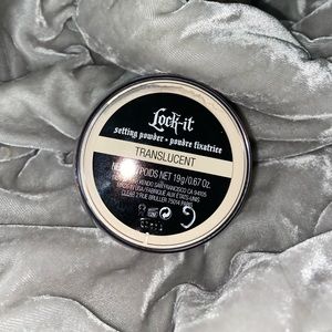 • KAT VON D LOCK IT TRANSLUCENT SETTING POWDER •